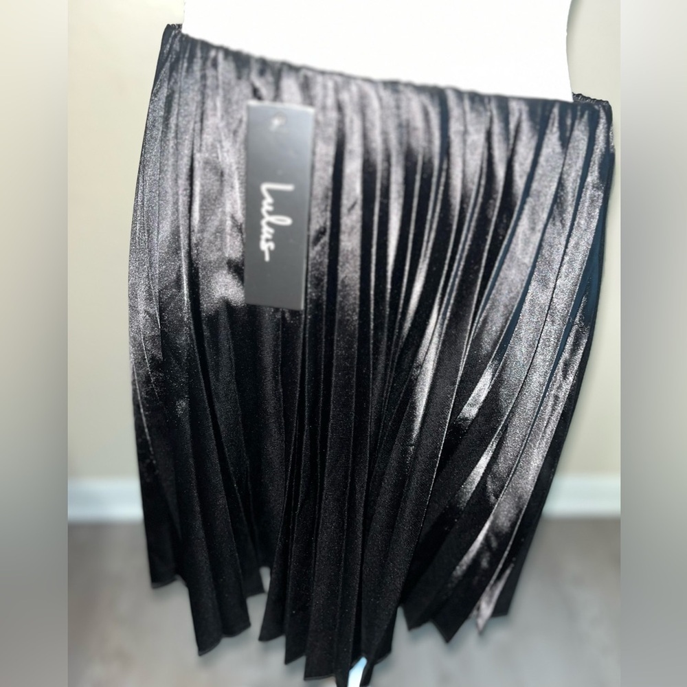 Lulus ‘Feeling Snazzy’ Black Satin Pleated Mini Skirt, NWT - Picture 5 of 8